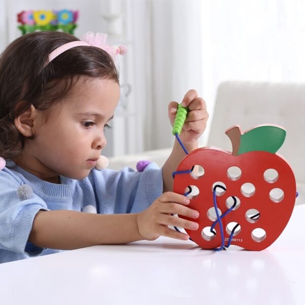 Jeu de Ver Traversant une Pomme